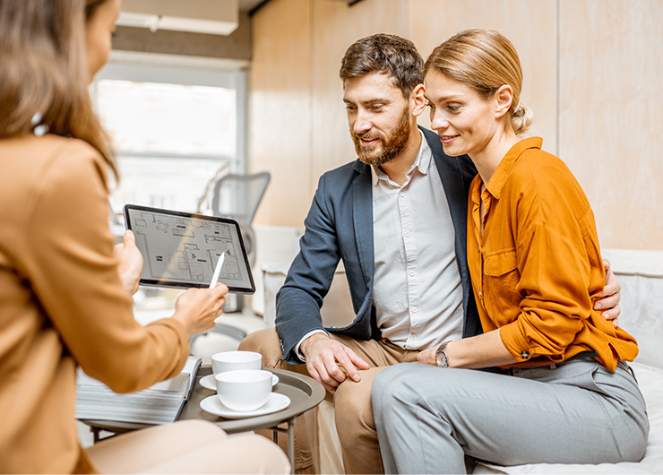 Młoda para ogląda ofertę mieszkania